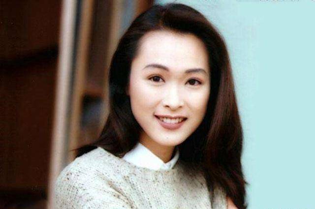 47岁"长孙皇后"童爱玲罕现身,皮肤光滑显富态,戴十