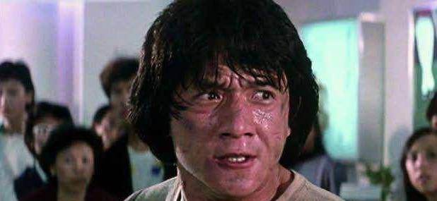 1997年,成龙为悼念恩师从21楼纵身一跃,跳出世界纪录名震好莱坞_电影