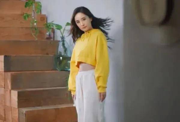 杨幂故意穿小一码上衣,当她跳起来的那一刻,这才是真实腰围_感觉_休闲