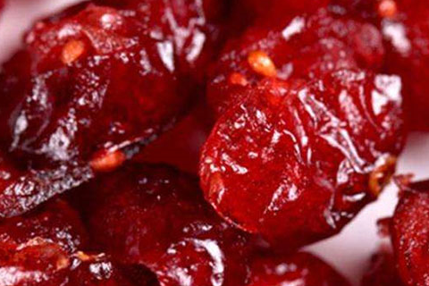 蔓越莓里面是含有大量的维生素的,特别是里面的维生素c含量是非常的高