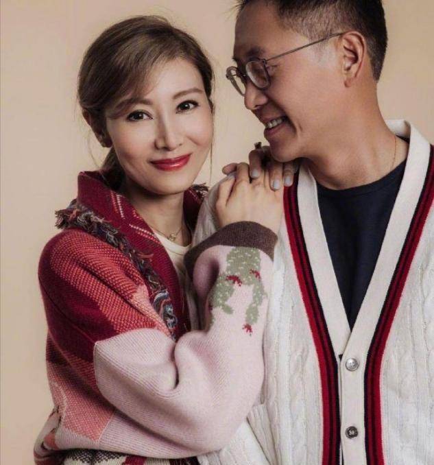 51岁李嘉欣很时尚,侧躺照超撩人,被网友称呼为冻龄少女_演出_许晋亨