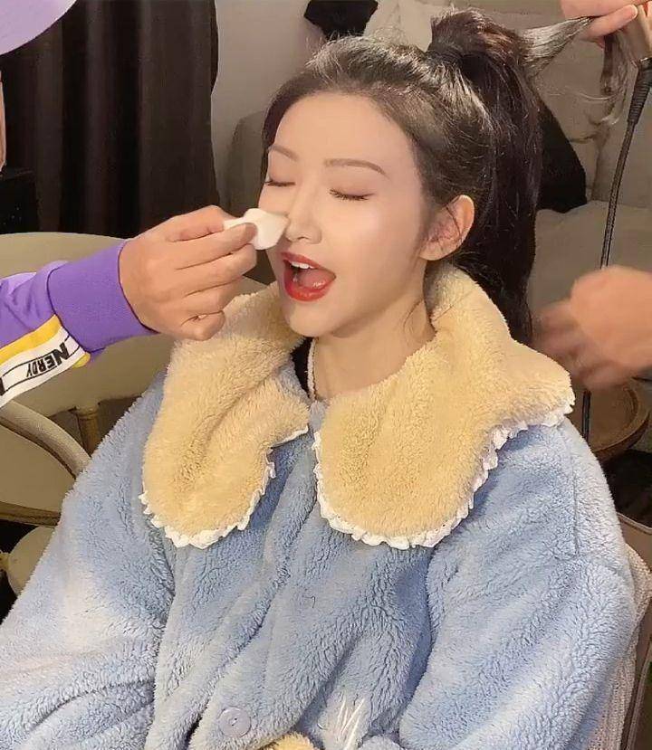 景甜元宵节化妆花絮,嘟嘴扯衣领好可爱,33岁依旧清新甜美_状态_张继科