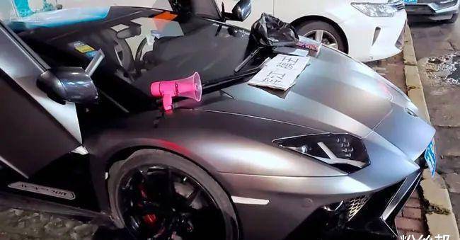 进价10块卖10块,虎牙洋气黄开兰博基尼摆地摊贴膜,不