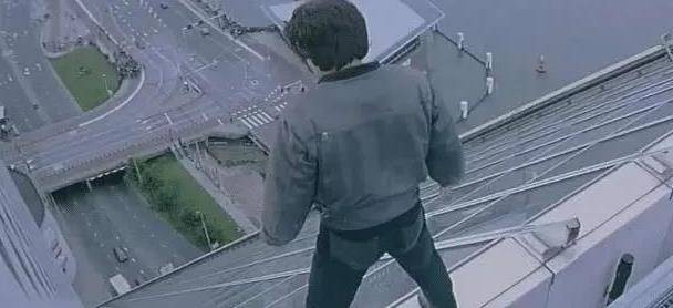 1997年,成龙为悼念恩师从21楼纵身一跃,跳出世界纪录名震好莱坞_电影