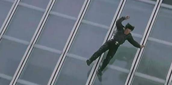 1997年,成龙为悼念恩师从21楼纵身一跃,跳出世界纪录名震好莱坞_电影