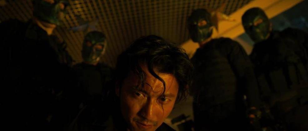 电影一开始,战斗双方爆发枪战,"警方"中了圈套,被匪徒们肆意折磨.