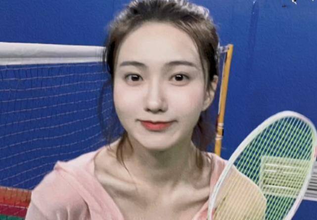 《心动4》橙子晒打羽毛球视频,我被"锁骨"吸引,都