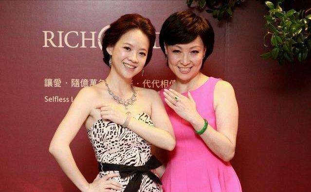 曾志伟女儿:和男友17年不结婚,50岁已戴上老花镜,被调侃像老妪_曾宝仪