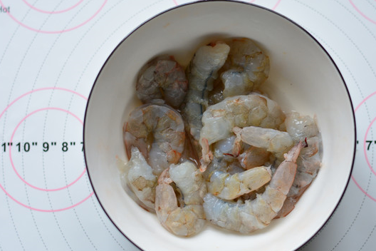1.青虾去壳挑出虾线,清洗干净.
