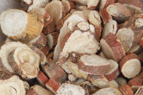 黄芪算得上是一味中药了,而它也是对我们的肝脏是有很大的帮助的.