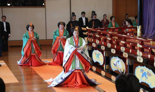 上皇后雅子身穿的平安时代传承下来的皇后服饰十二单,梳着大垂发造型