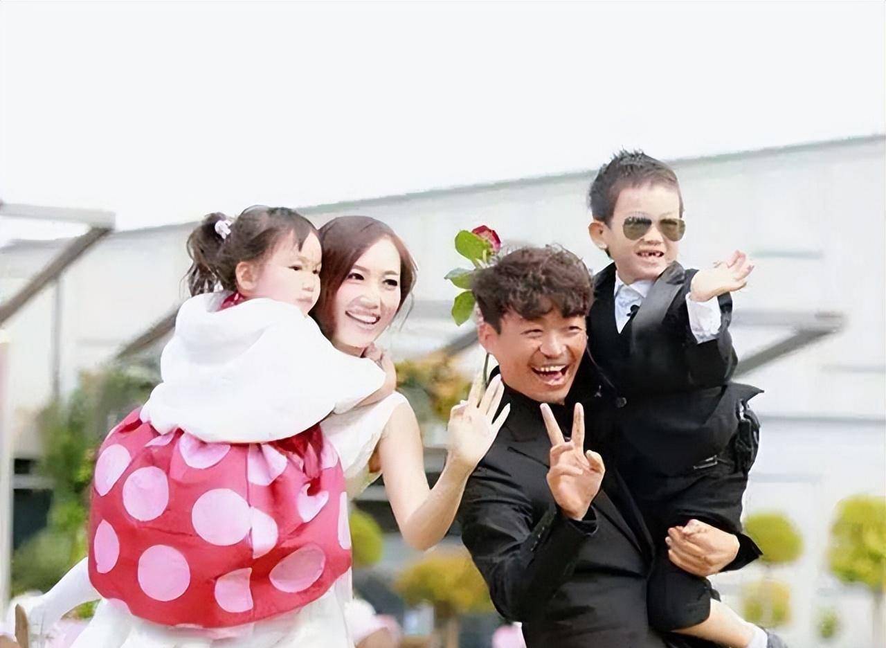 潘粤明被董洁毁了家庭事业和名声,有人比他更惨_钟镇涛_章小蕙_婚姻