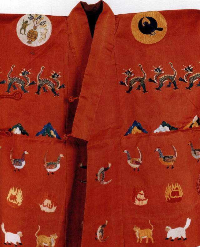 日本天皇亦有许多御袍以及在不同场合所穿的御直衣