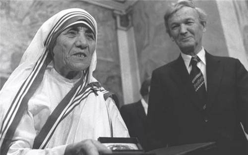 特蕾莎修女,信仰的是天主教,她是一名热心慈善事业