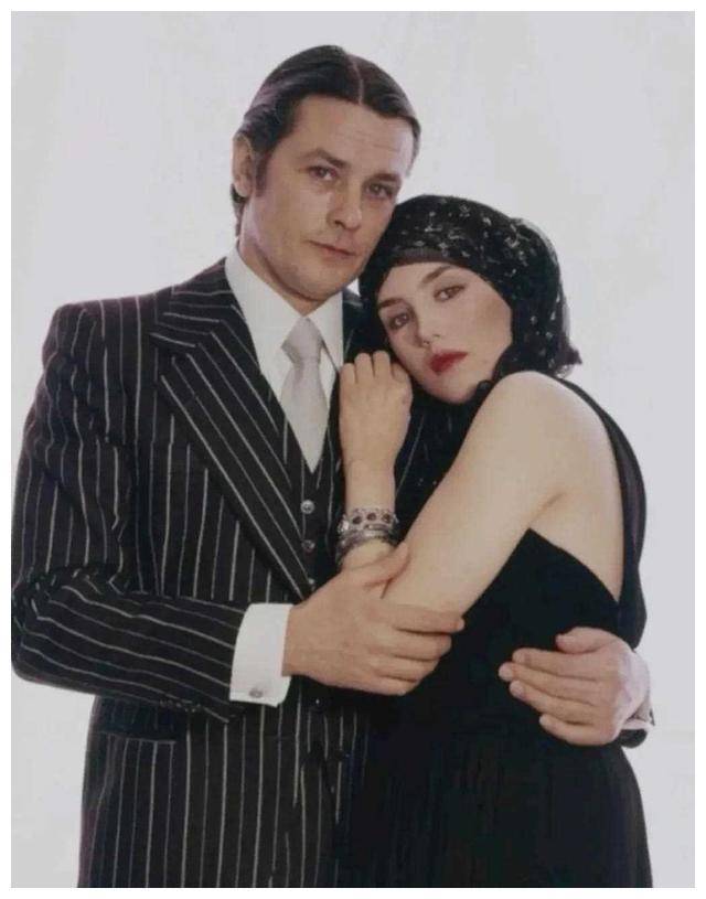 阿兰德龙和莫妮卡贝鲁奇为广告合影,传递温暖!_故事_传奇_人生