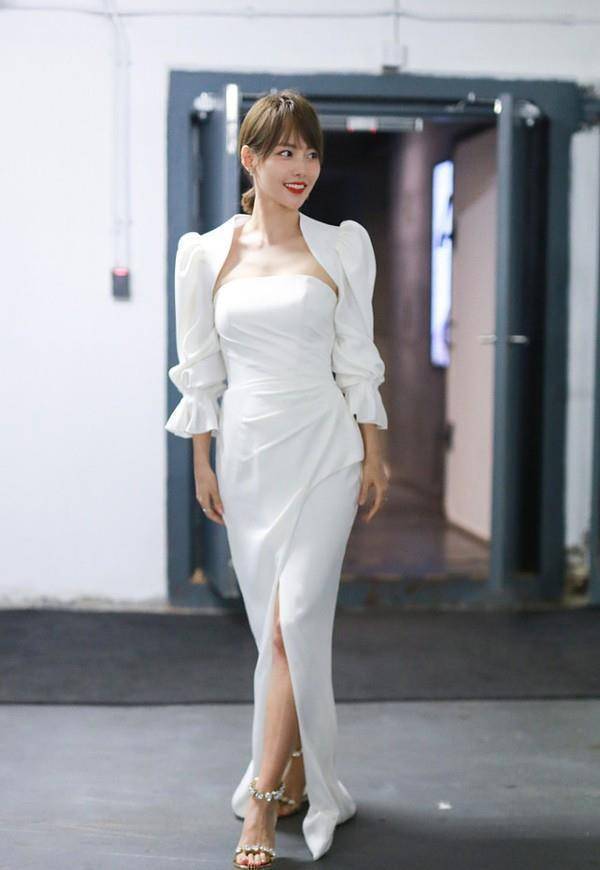 张嘉倪穿白色连衣裙太纯情了,还挺有清纯感的,看起来不显龄_初恋_女性