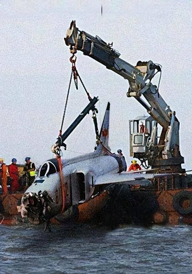 2001年中美南海撞机,赵宇目睹战友王伟牺牲全过程,为何不敢开炮_中国