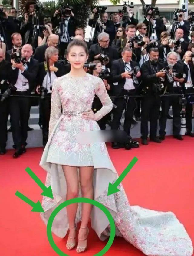 关晓彤一袭红装时尚不可方物,半开长裙露美腿,谁留意到一秒破功的脚趾