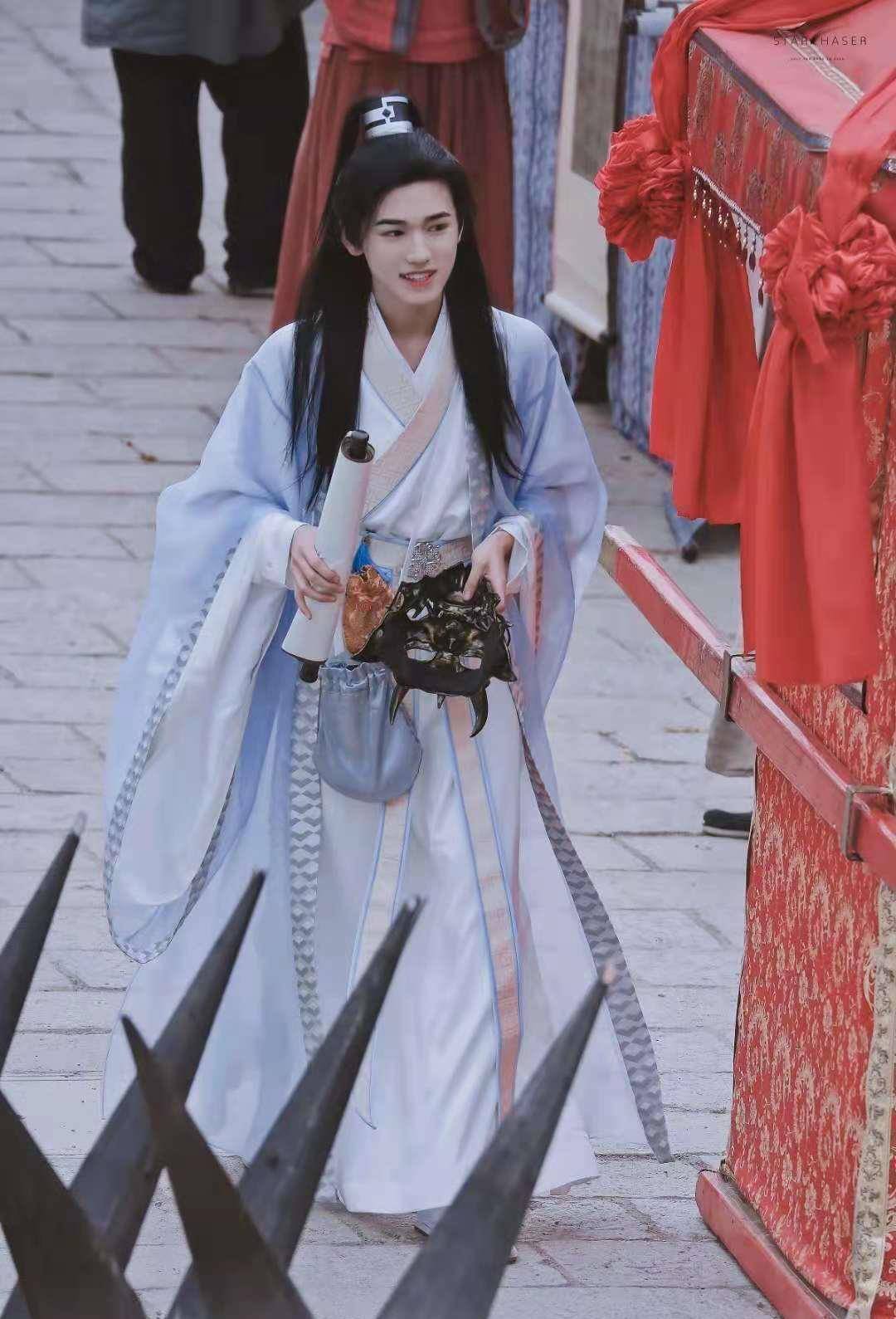 虽然是偶像出身,并不被大家看好,但在这档节目中,宋亚轩多次挑战古装