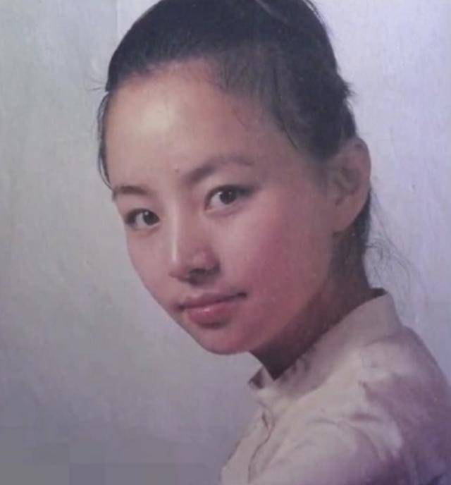 温馨时刻:63岁宋丹丹与儿子儿媳欢度春节,鱼尾纹笑容中展现温情_生活