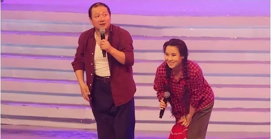 人"唐鉴军:婚内出轨抛弃妻子,如今二婚婚姻成迷_表演_王小华_二人转