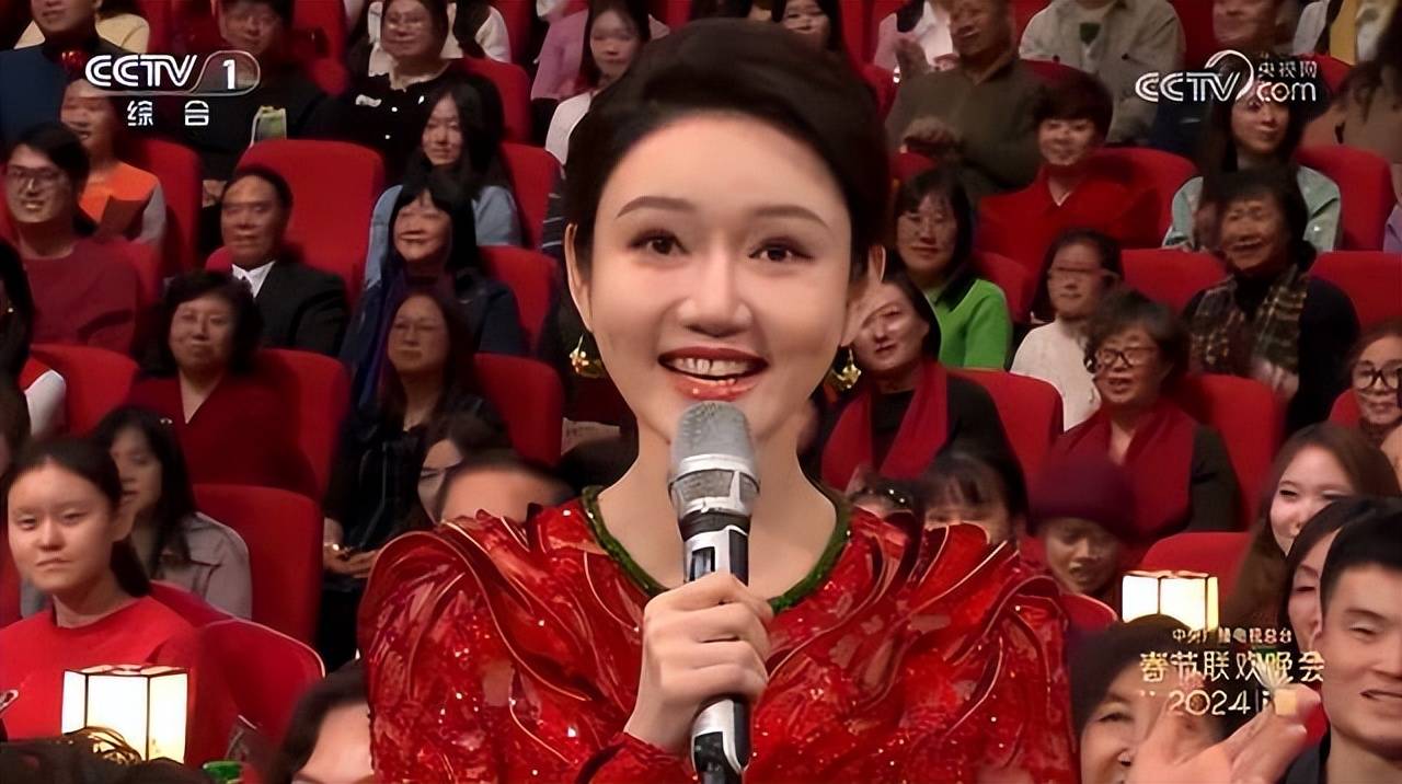 现在的龙洋已经成长为了继李思思之后的央视又一代一姐,我们也期待