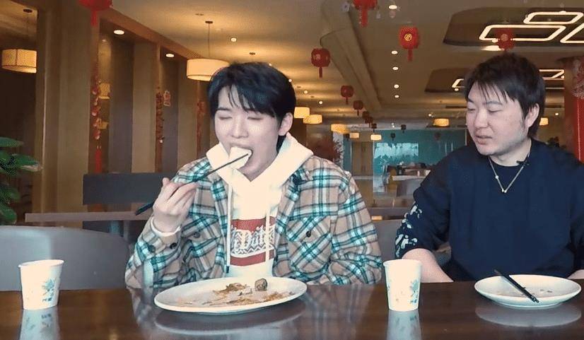 宋亚轩和吴彤吃饭,镜头放大十倍后,牙齿的颜色让女粉丝不知所措_王牌