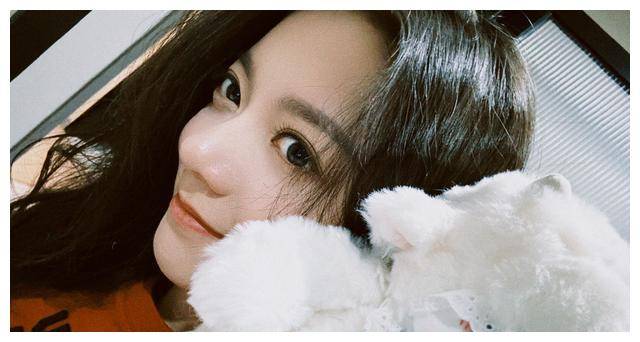 当杨幂从农户手中拿到两颗草莓时,分给同行的男嘉宾一颗后,赵今麦让她