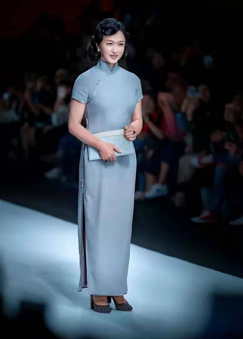 53岁金星带女儿逛街被偶遇!