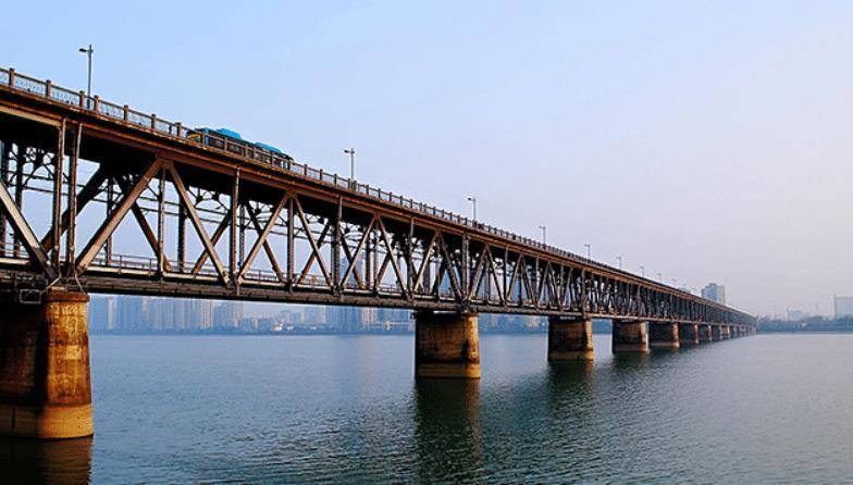 钱塘江大桥:茅以升负责建造,1937年通车,至今仍在使用