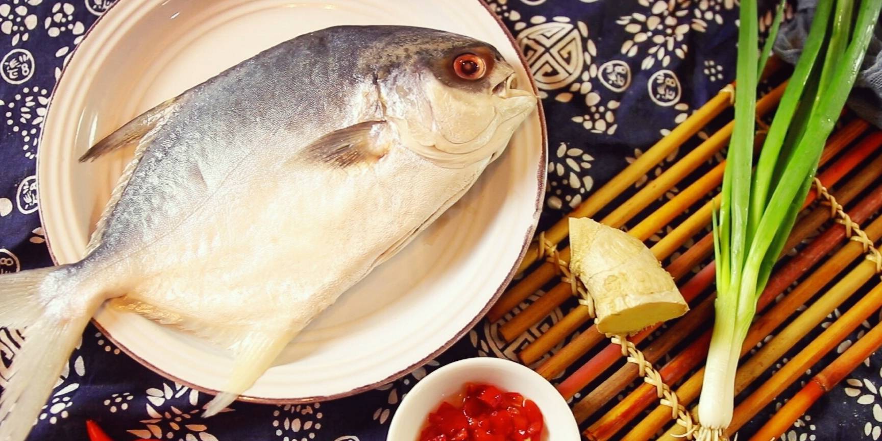 鲳鱼的五星级做法,简单又鲜美!比清蒸比烧烤都好吃_辣椒_美味_处理
