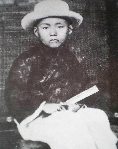 此人便是圣人孔子的第77代孙,最后一任衍圣公孔德成.