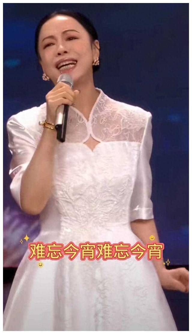 唱得很投入,但也有人认为她的形象和表情不够贴合这首歌的感情和意境