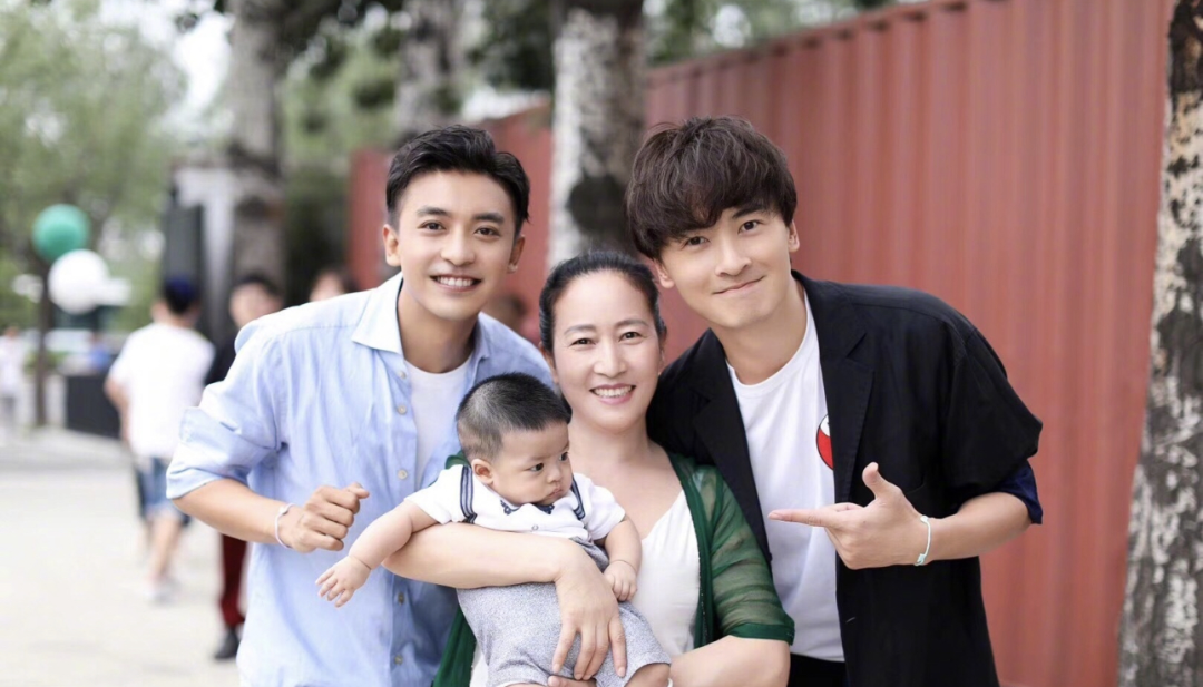 郑元畅,邀请了一众圈内好友分享喜悦.