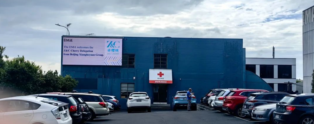 欧百利brettoriley合影留念)作为卓樱桃最重要的战略合作伙伴