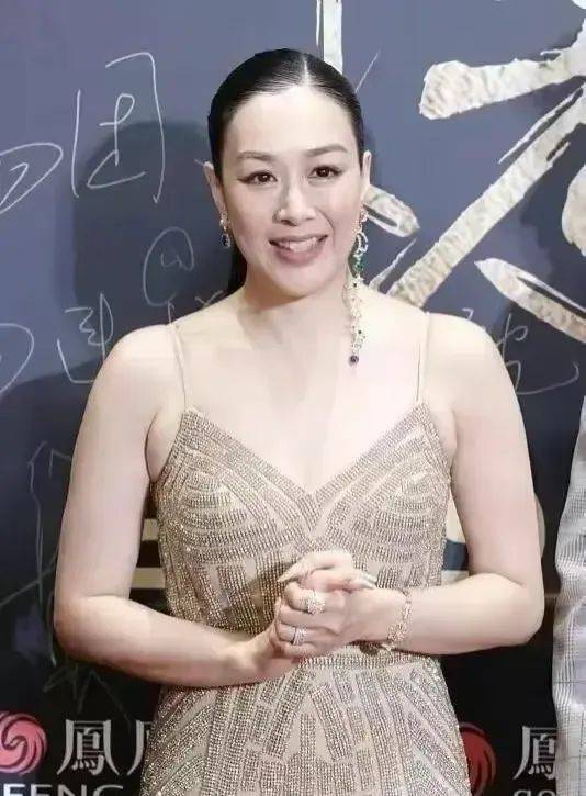 钟丽缇与老公走机场,穿迷彩服 皮裤像女王,小12岁的他像跟班_时尚