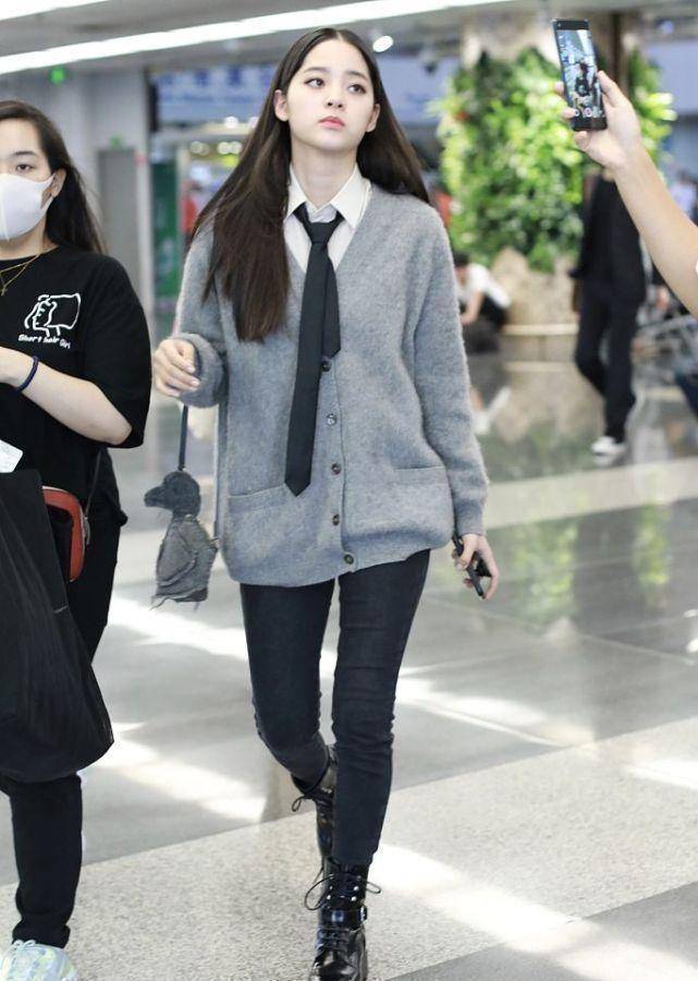 欧阳娜娜的衣品真好,针织开衫配领带打造学院风,但妆容有点浓_造型