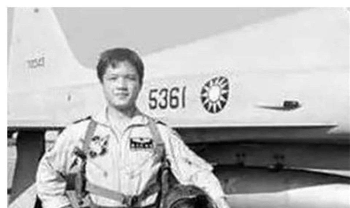 台湾飞行员黄植诚,驾驶先进战斗机回归大陆,游子回归令人敬佩_空军