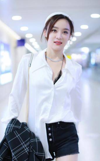 李沁一身牛仔走机场,蕾丝吊带配短裙,让人看了移不开眼_内衣_白色