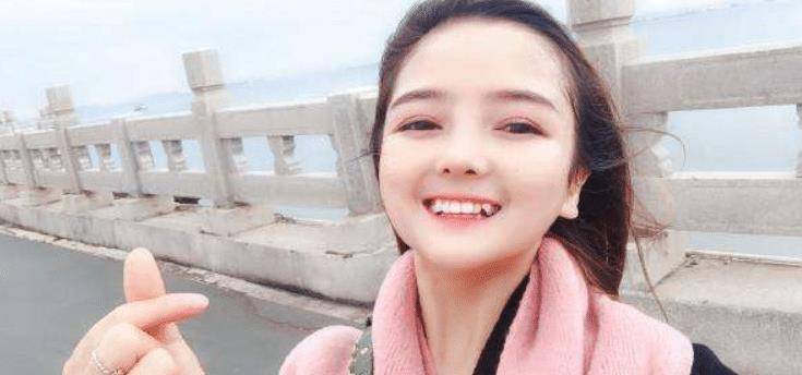 袖珍美人黄韵伊:爹娘不疼初中辍学,如今成"特殊模特"年入百万_父母
