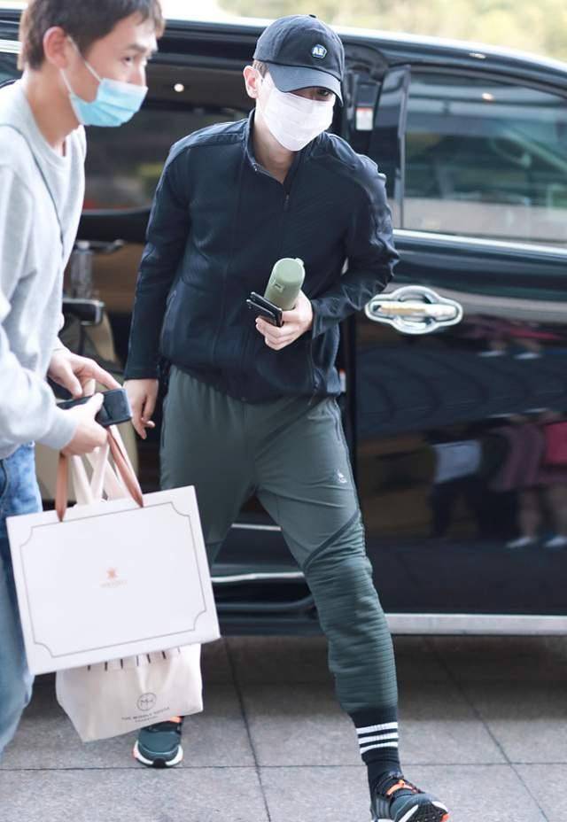 邓伦运动风的造型还挺有学生气的,看起来很显小,很有校草的感觉_时尚