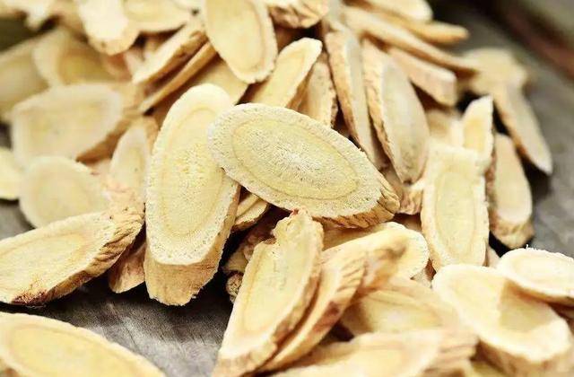 黄芪是个宝,常用来泡水喝,6个问题或慢慢"迎刃而解"_治疗_的作用_症状