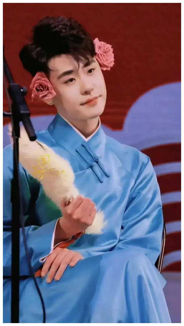 张云雷大褂气质稳重,令人着迷,时尚新潮._相声_表演_形象
