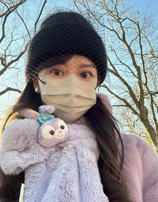 "阔太"李念带三胎儿子出游,辣妈年轻漂亮,萌宝白白胖胖超可爱_照片