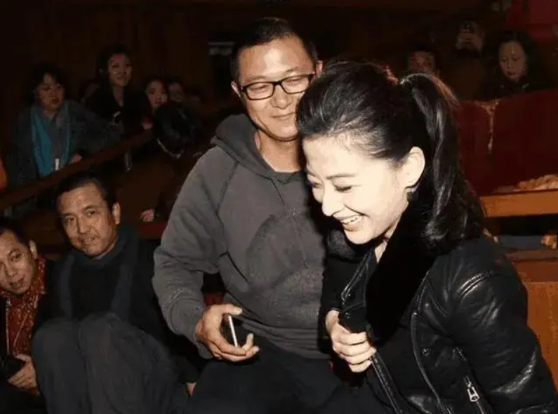 梅婷罕见与老公去领奖,穿皮衣 半身裙像女王,小11岁的他像跟班_大衣