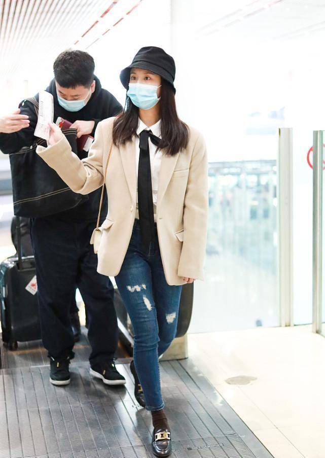 张慧雯真是仗着自己挺年轻,不施粉黛就出门了,穿衬衫还挺低调的_造型