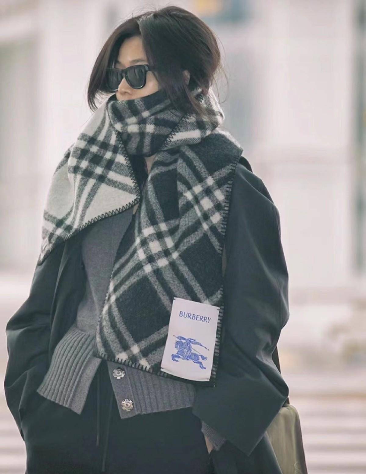 一年一度的亮相就爆火,走机场把burberry直接卖断货_风衣_造型_围巾