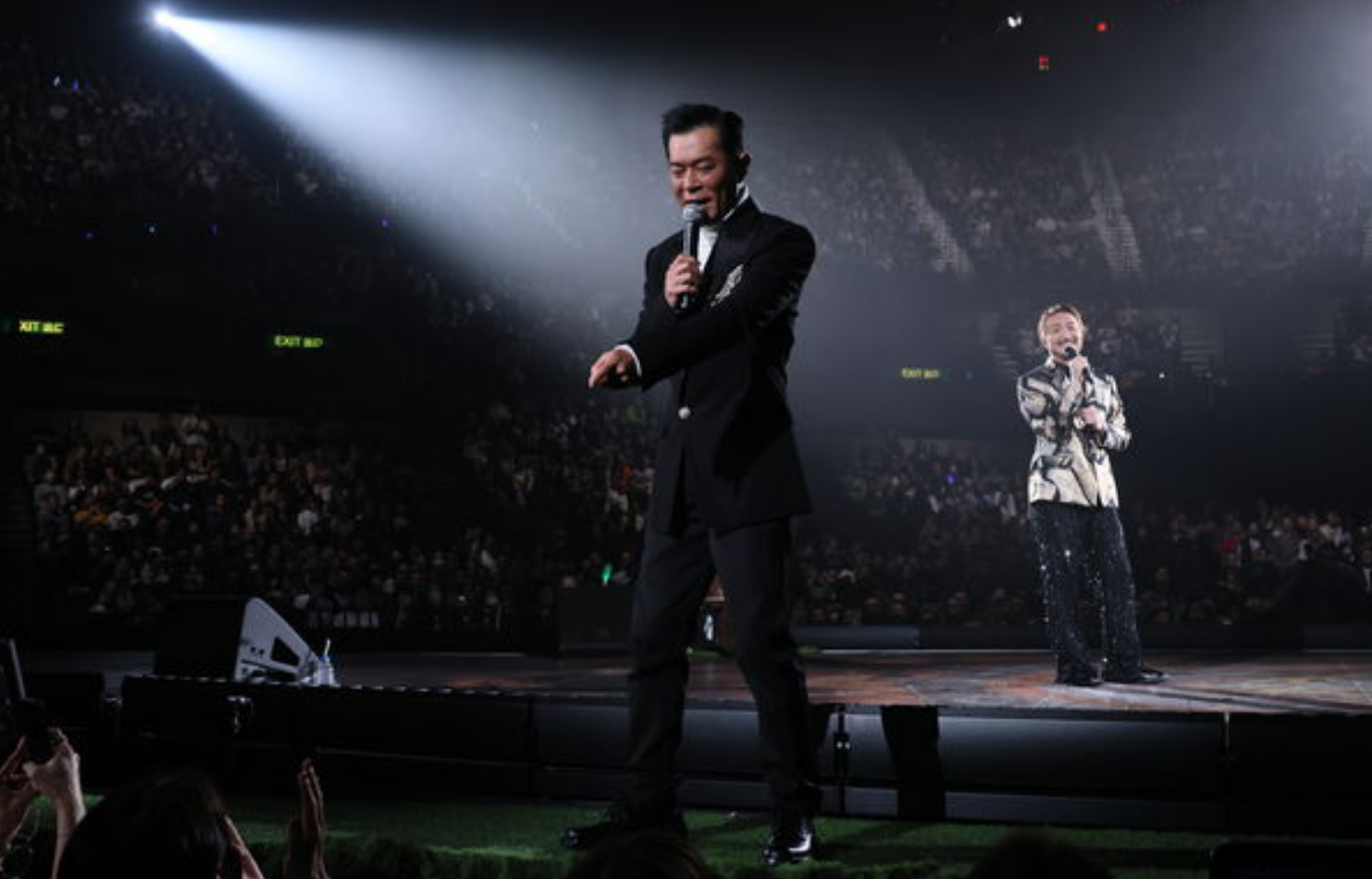 郑中基红馆演唱会压轴夜惊现古天乐,与梁咏琪合唱引爆全场!