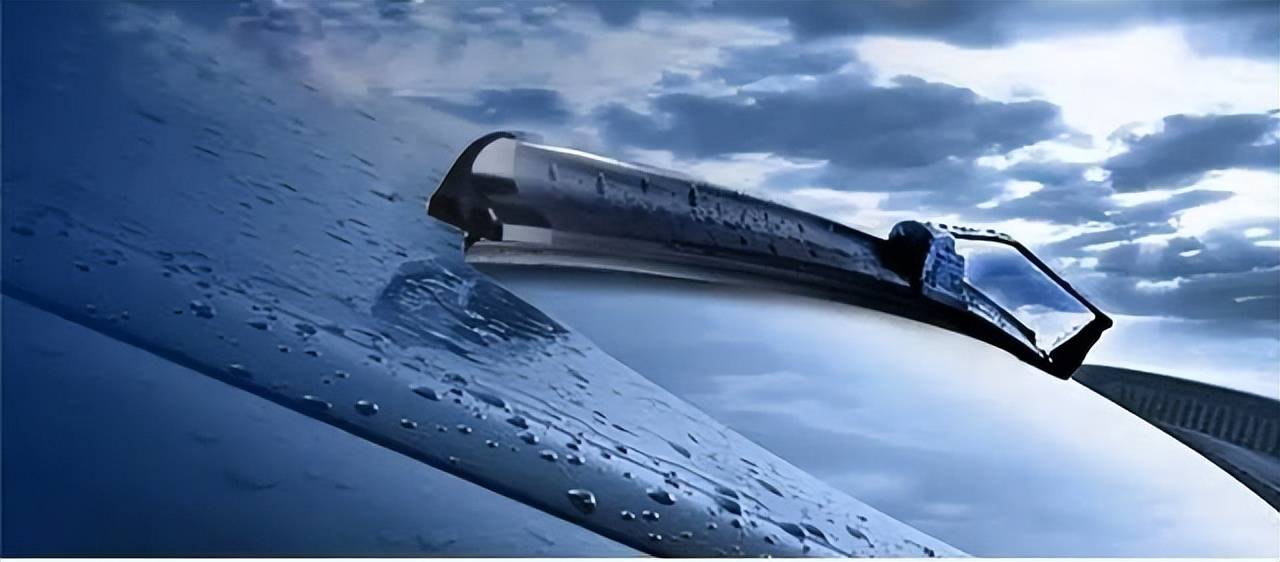 汽车雨刮器为什么突然不喷水了,原来是这样!