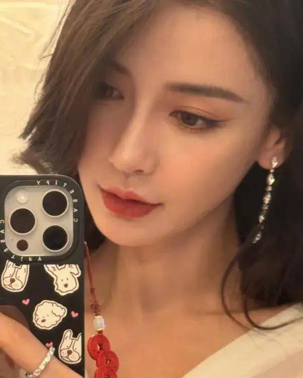 "angelababy的复出首秀:从红毯女王到境况窘迫,咖位暴跌"_杨颖_活动